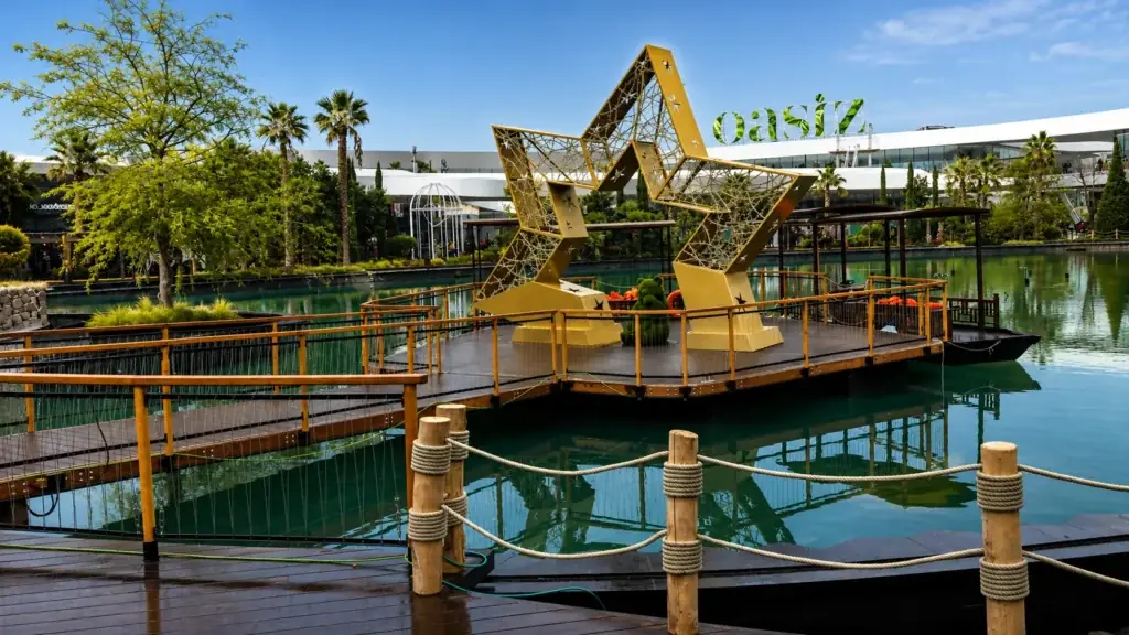 Embarcadero flotante para el complejo OASIZ Madrid
