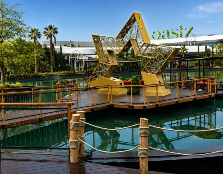 Embarcadero flotante del complejo OASIZ Madrid