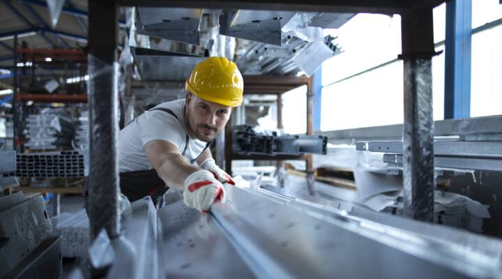 Aluminium and steel in port infrastructure: properties and selection criteria